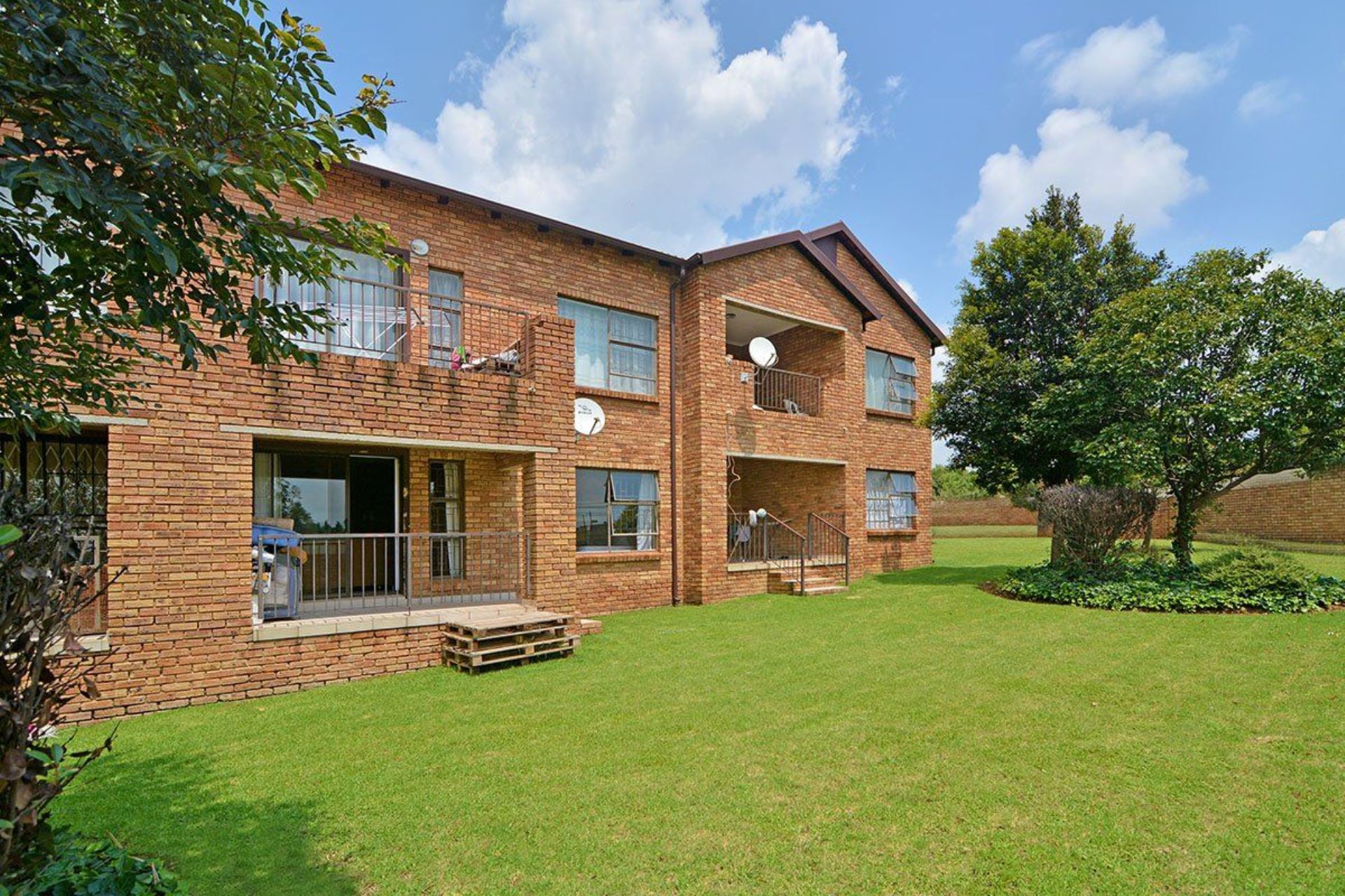 Townhouse For Sale In Willowbrook, Roodepoort, Gauteng for R 600,000