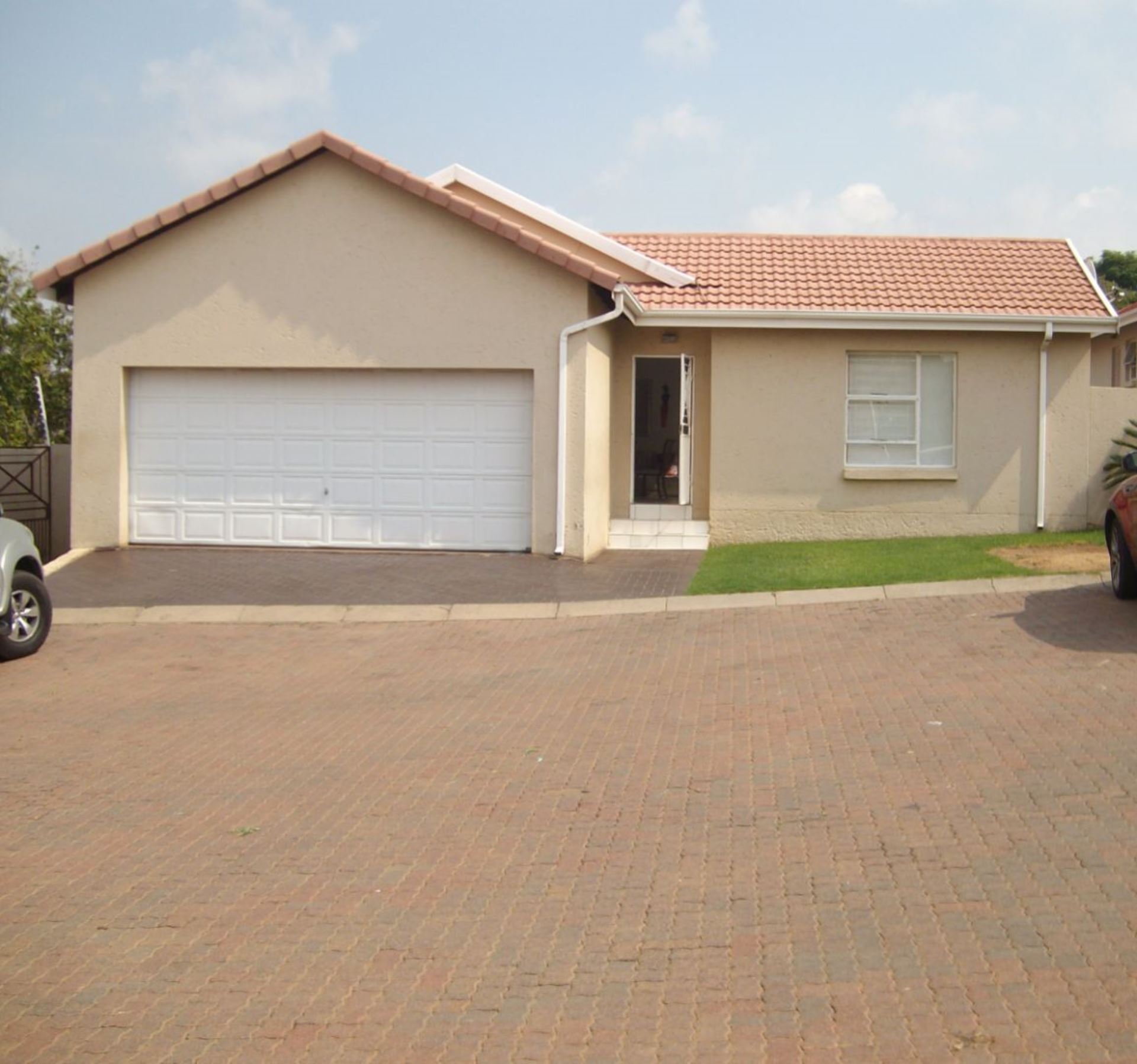 Townhouse For Sale In Halfway Gardens, Midrand, Gauteng for R 1,600,000