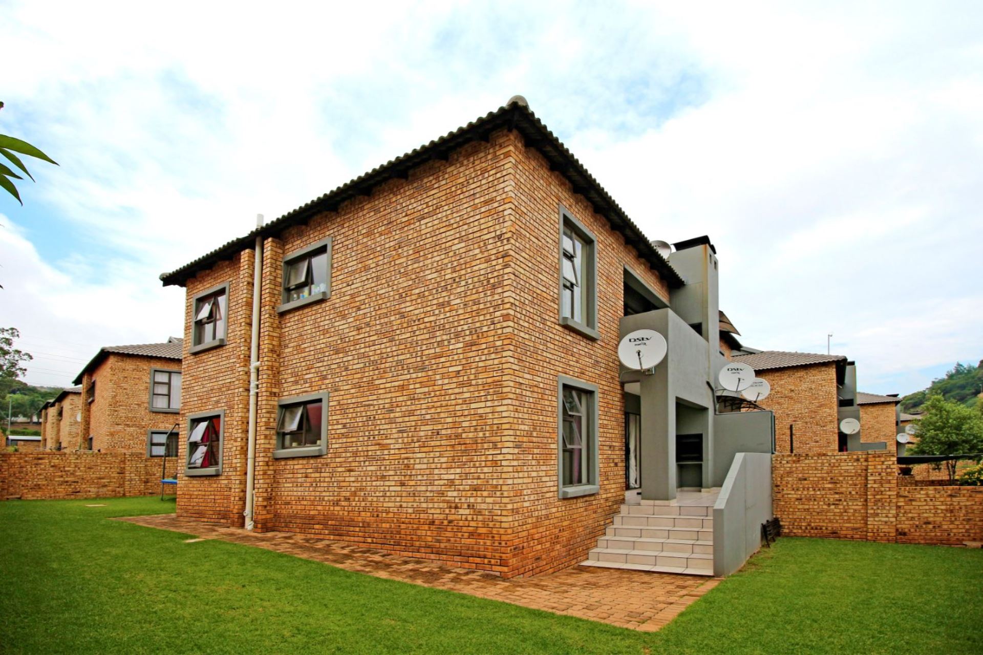 Apartment For Sale In Helderkruin Ext 1, Roodepoort, Gauteng for R 775,000