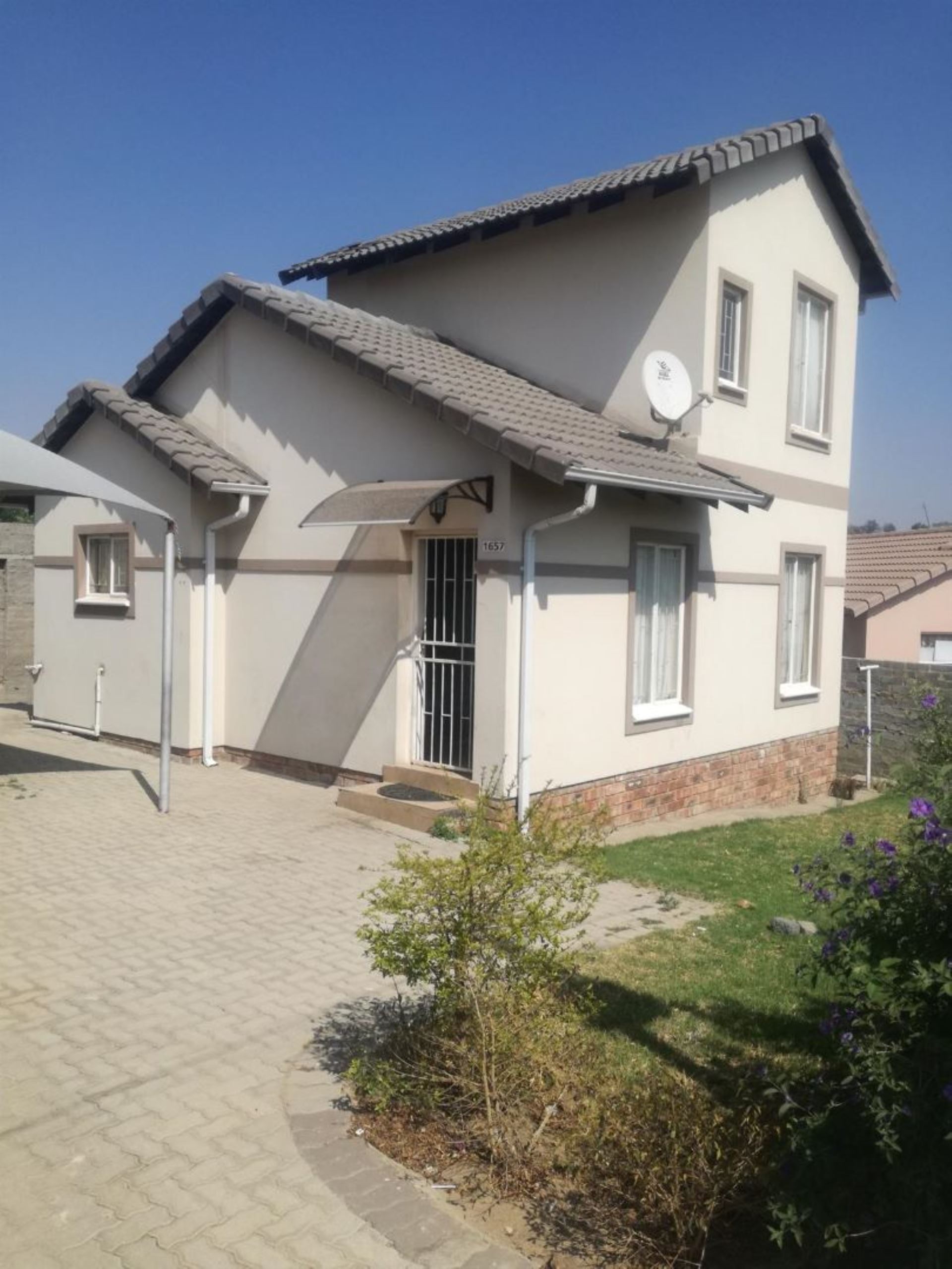 House For Sale In Bloubosrand, Randburg, Gauteng for R 835,000