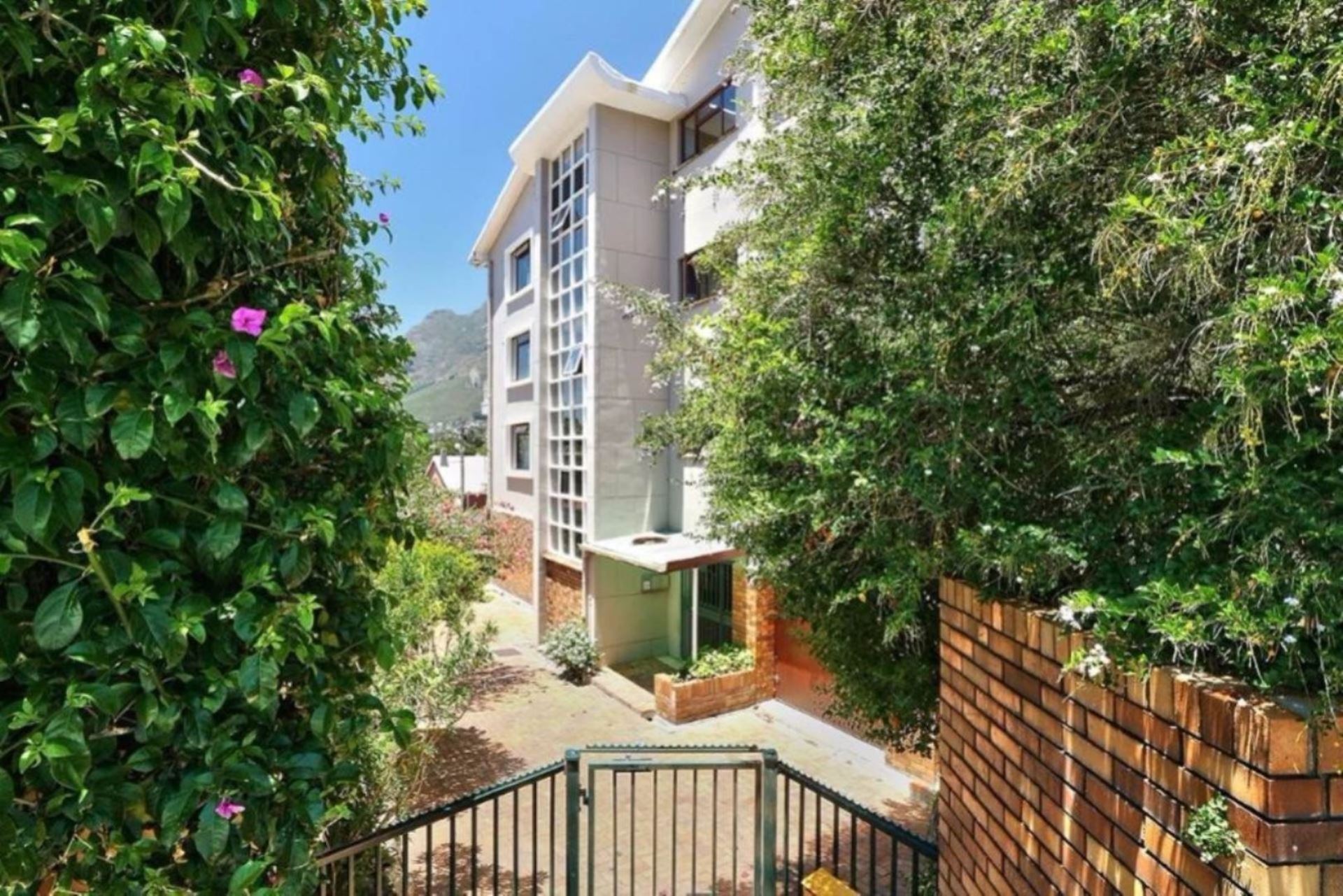 Apartment To Rent In Gardens, Cape Town, Western Cape for R 13,000 /month