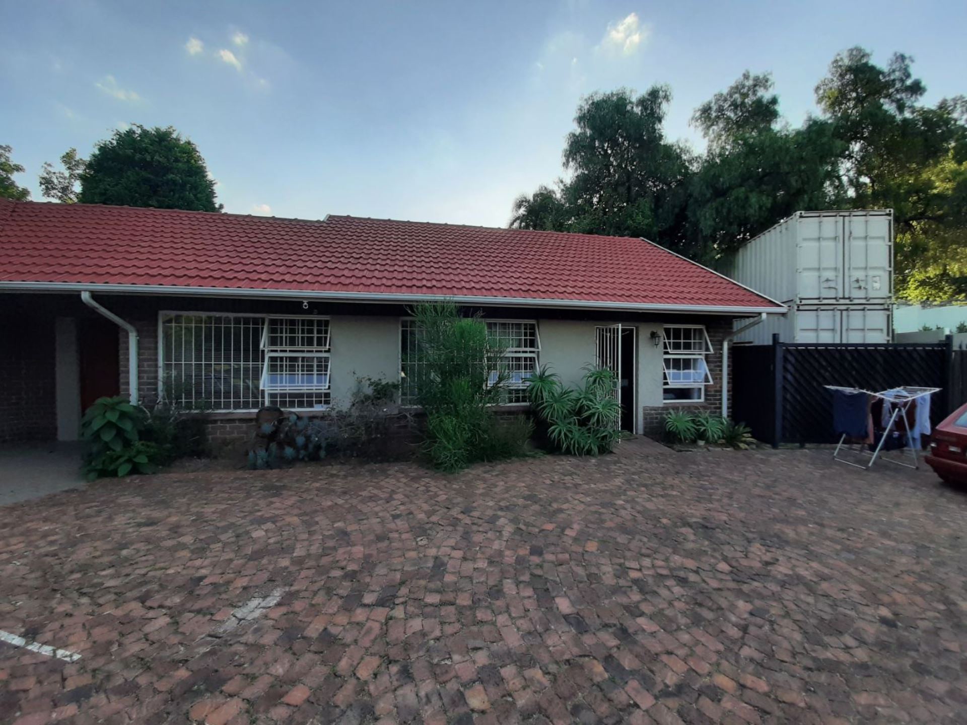 Apartment To Rent In Blairgowrie, Randburg, Gauteng for R 5,750 /month