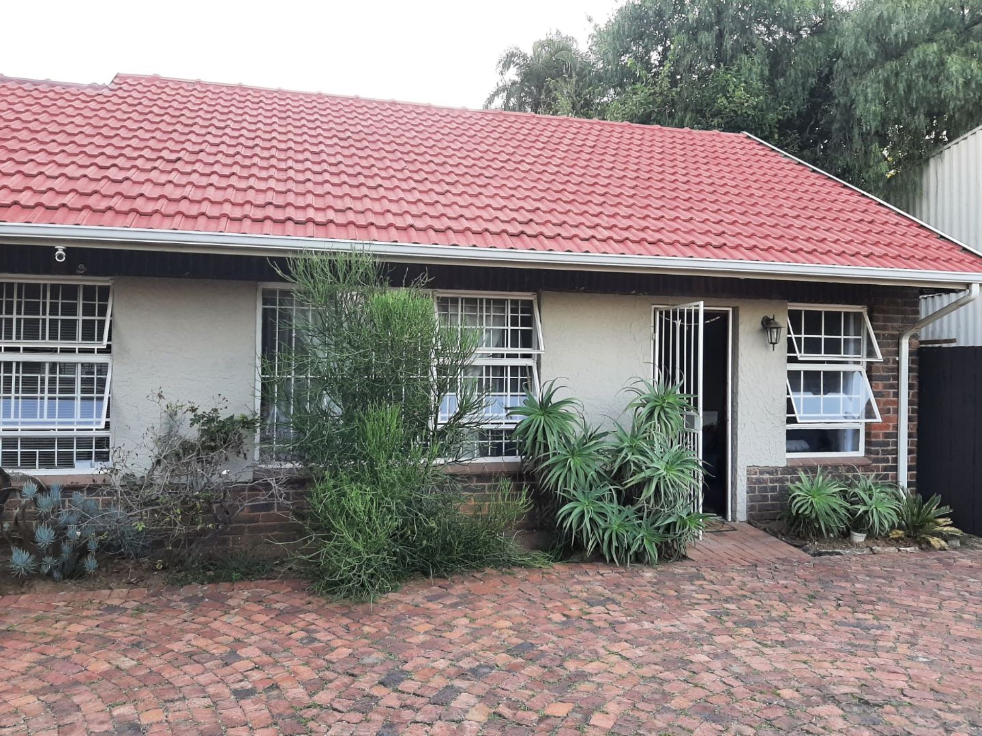Apartment To Rent In Blairgowrie, Randburg, Gauteng for R 5,750 /month