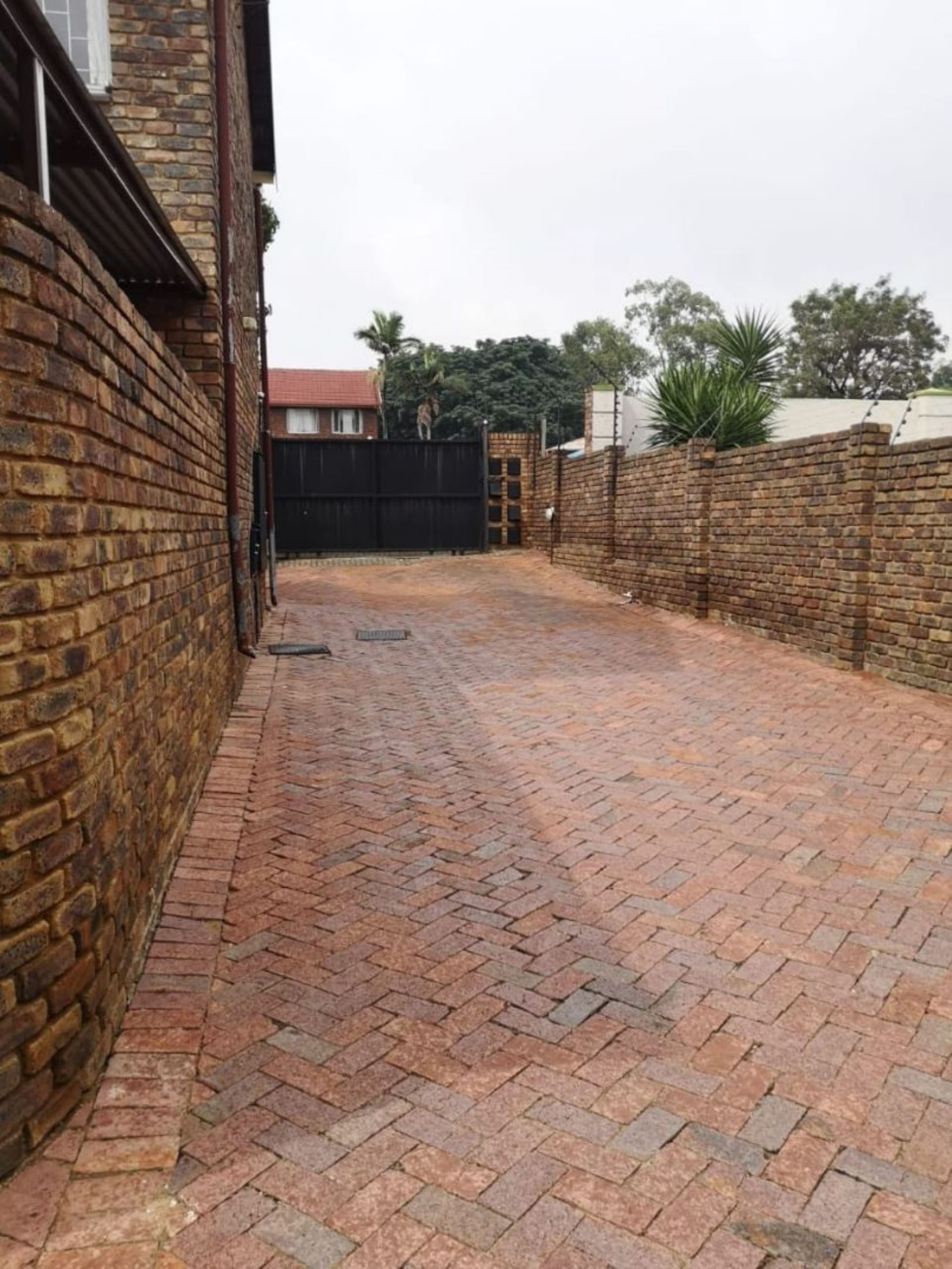 Townhouse For Sale In Silverton, Pretoria, Gauteng for R 790,000