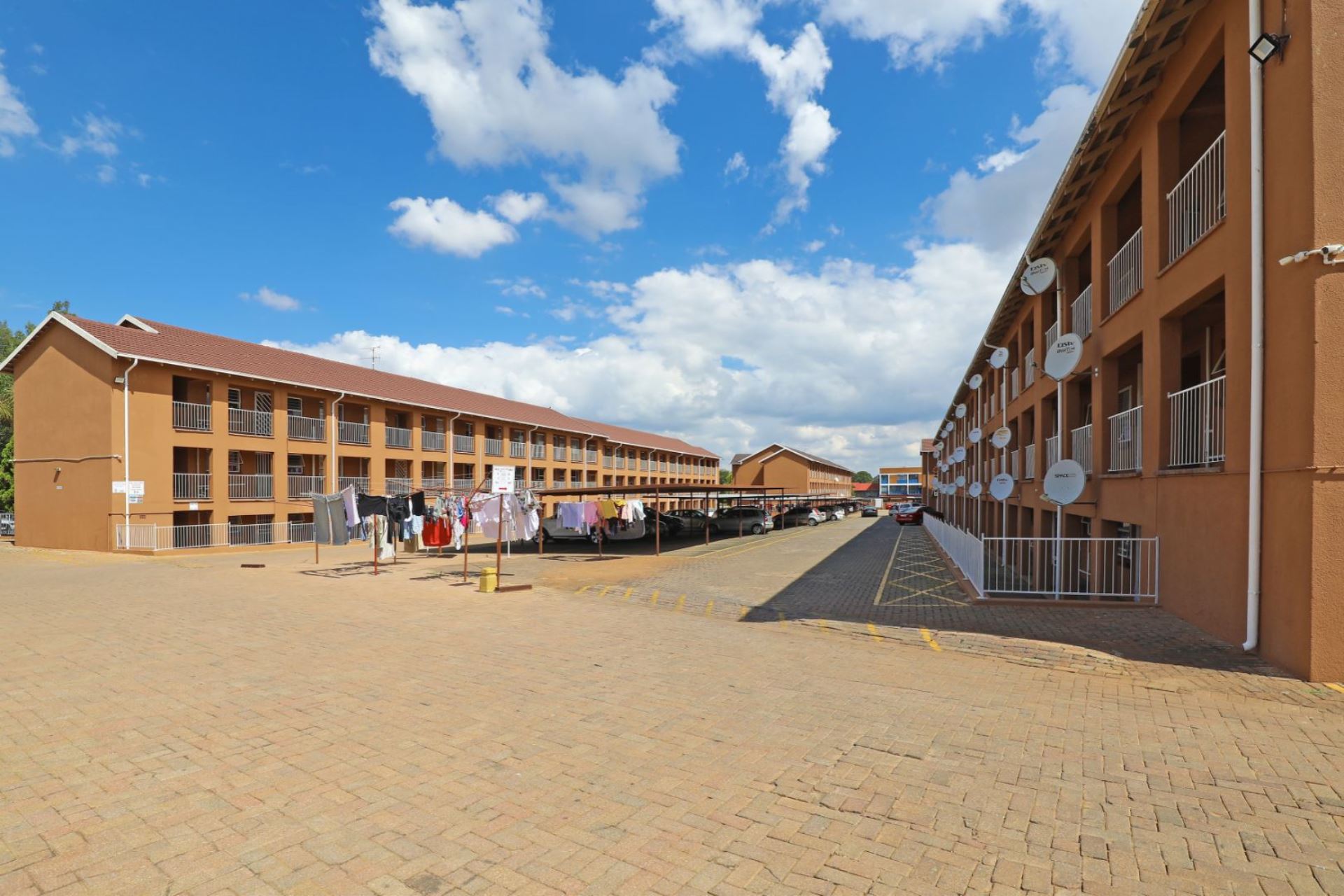 Flat For Sale In Florida, Roodepoort, Gauteng for R 549,000