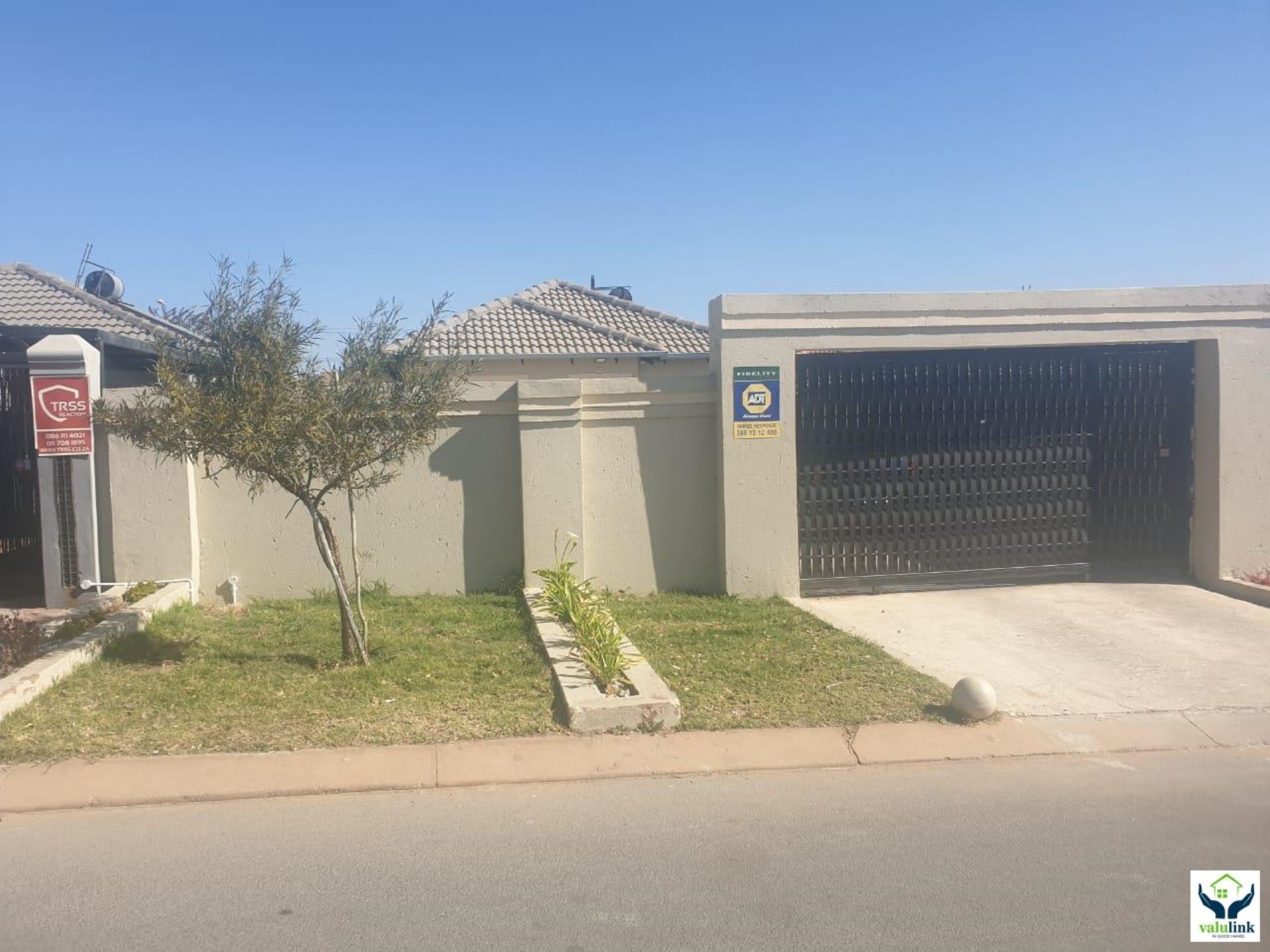 House For Sale In Riverside View, Midrand, Gauteng for R 840,000