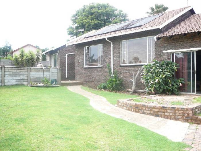 House For Sale in ESTHER PARK, KEMPTON PARK Picture 1