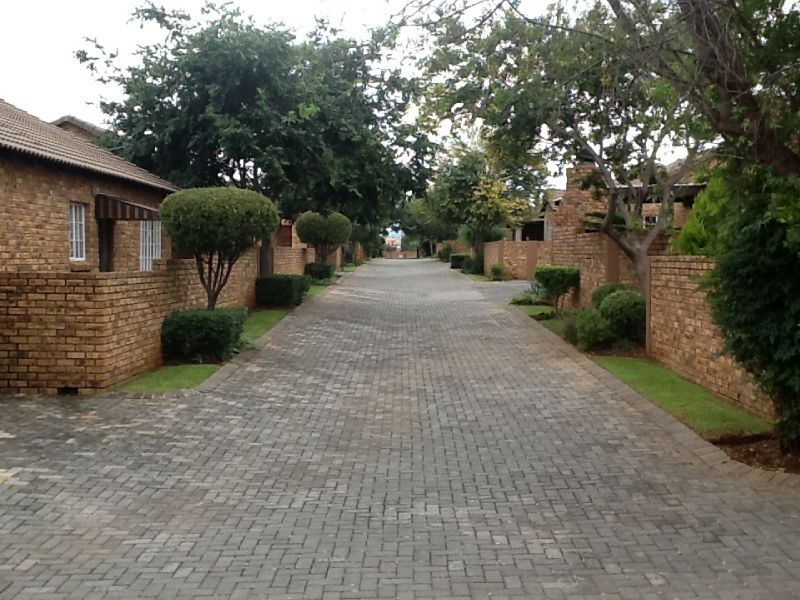 Cluster For Sale in RUIMSIG, ROODEPOORT Picture 1