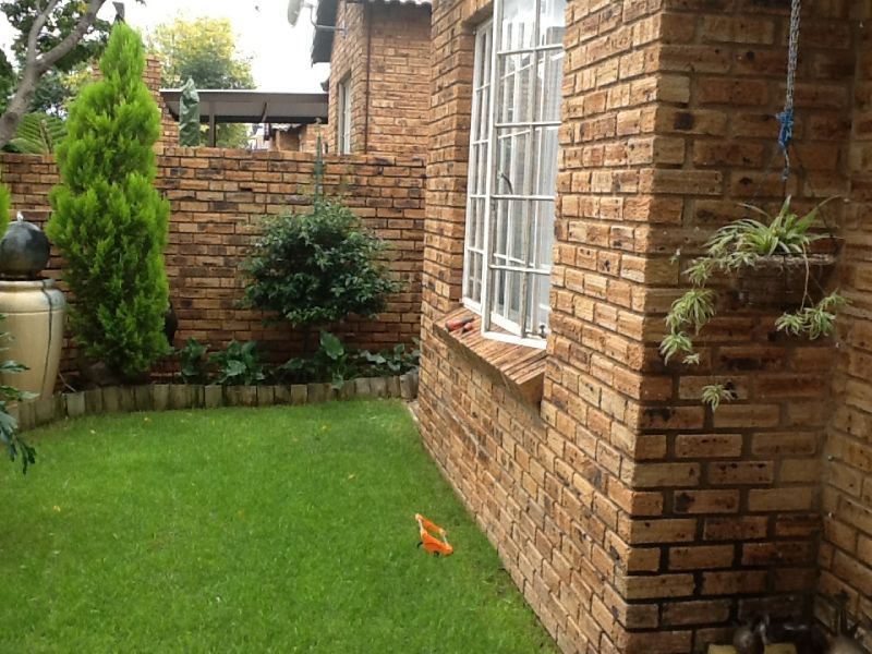Cluster For Sale in RUIMSIG, ROODEPOORT Picture 2