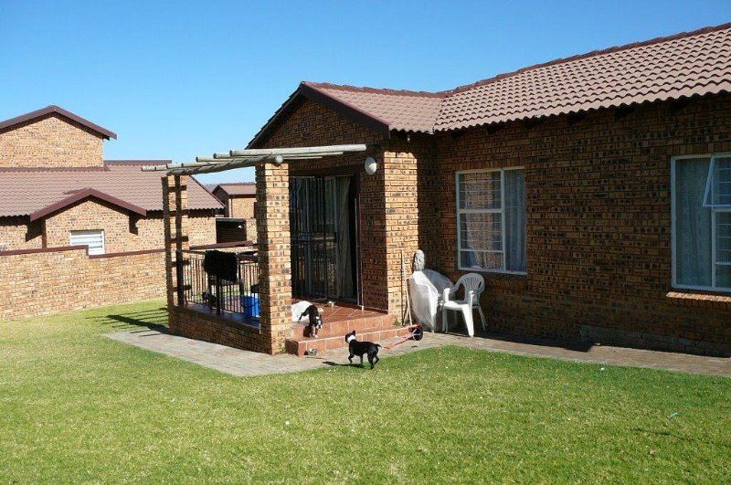 Townhouse For Sale in HONEYDEW, ROODEPOORT Picture 2