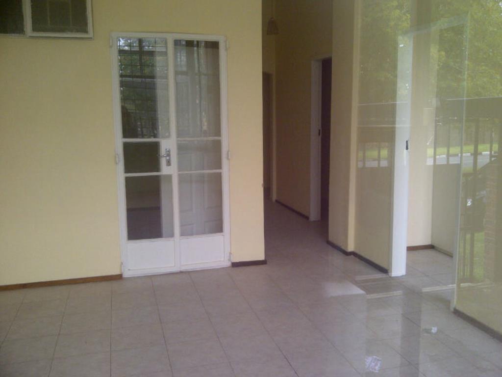 Apartment For Sale in FLORIDA LAKE, ROODEPOORT Picture 6