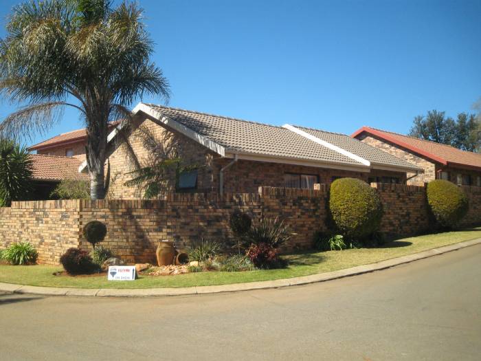 Cluster For Sale in LITTLE FALLS, ROODEPOORT Picture 9