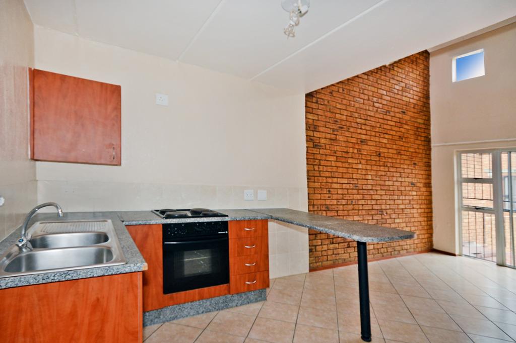 Townhouse For Sale in HONEYDEW, ROODEPOORT Picture 8