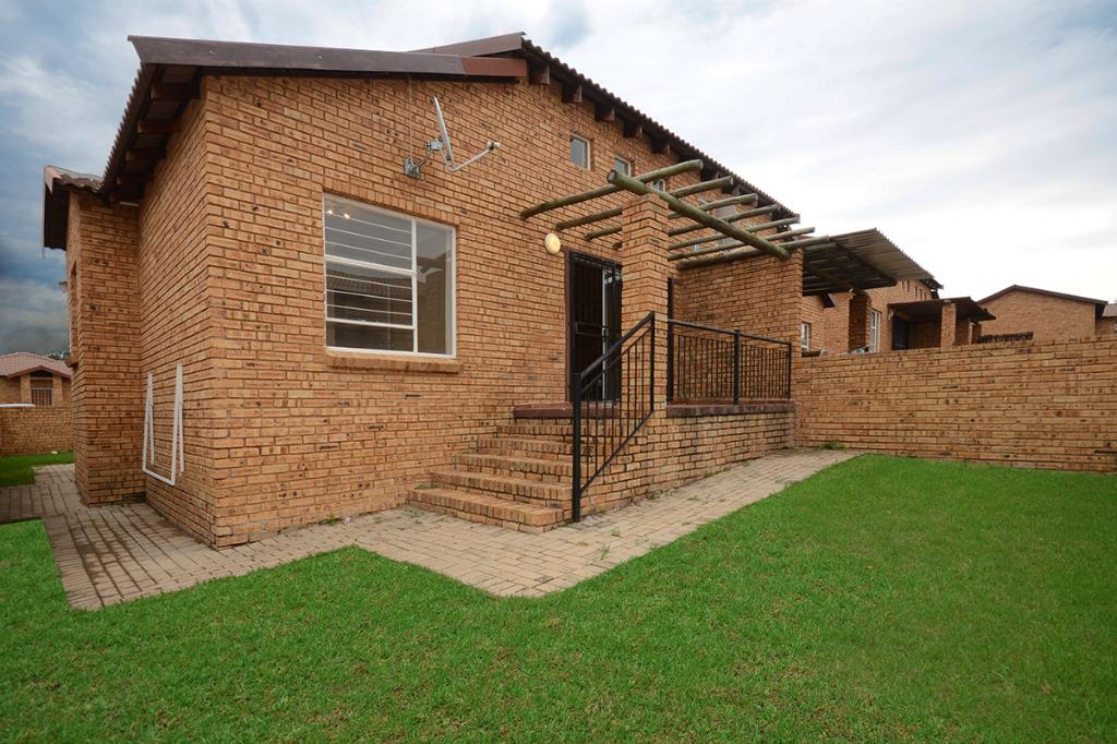 Townhouse For Sale in HONEYDEW, ROODEPOORT Picture 1