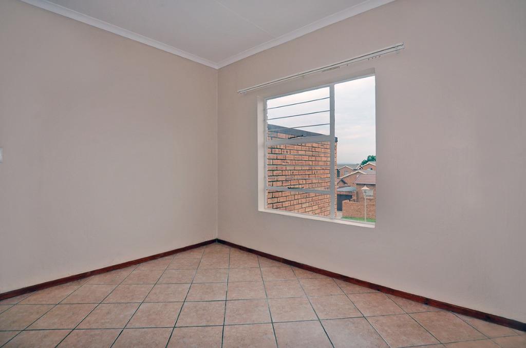 Townhouse For Sale in HONEYDEW, ROODEPOORT Picture 3