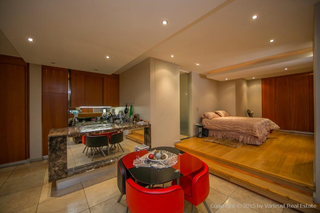 Apartment For Sale in JOHANNESBURG CENTRAL, JOHANNESBURG Picture 1