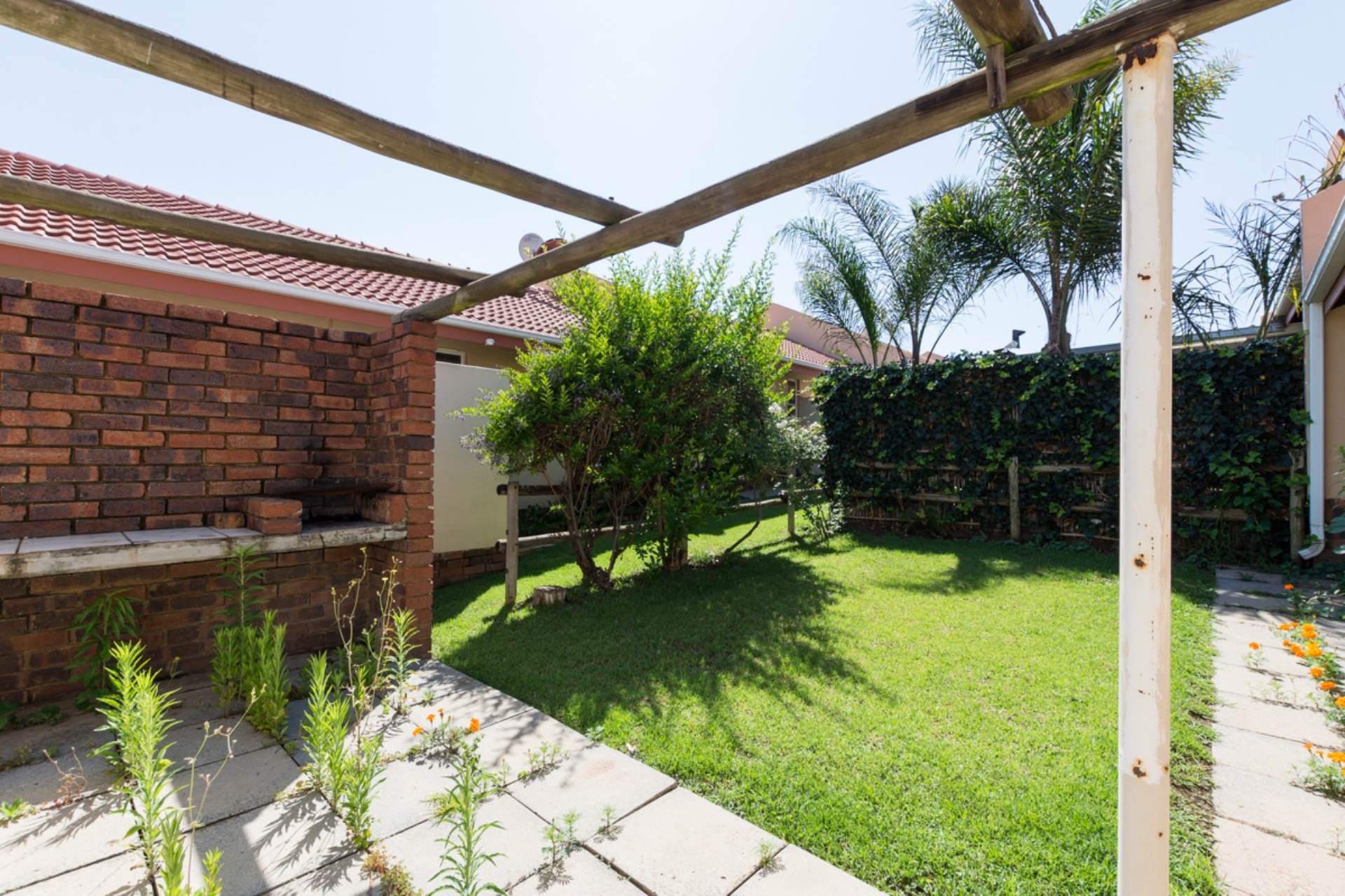 Sunninghill Townhouse For Sale in SUNNINGHILL, SANDTON was listed for