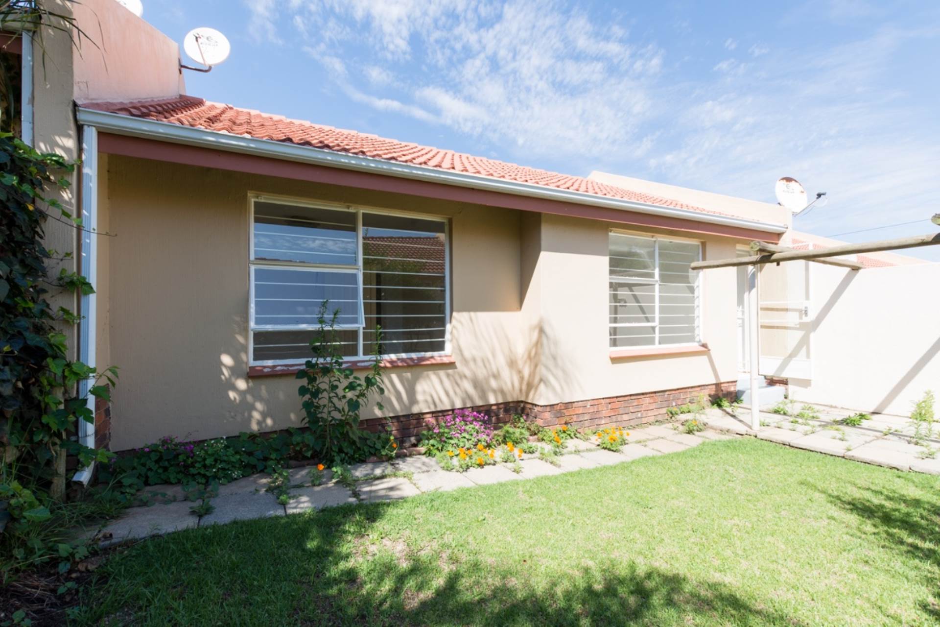 Sunninghill Townhouse For Sale in SUNNINGHILL, SANDTON was listed for