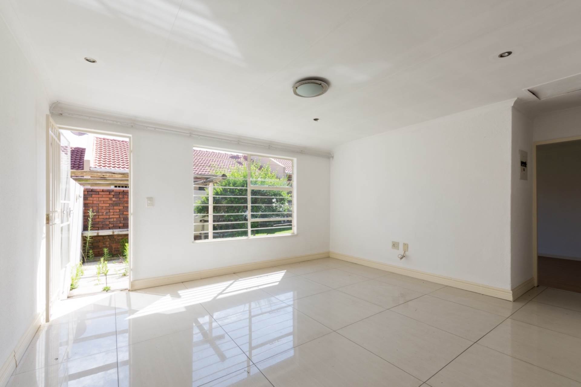 Sunninghill Townhouse For Sale in SUNNINGHILL, SANDTON was listed for