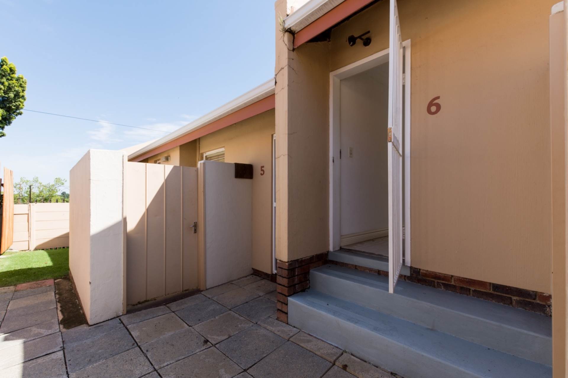 Sunninghill Townhouse For Sale in SUNNINGHILL, SANDTON was listed for