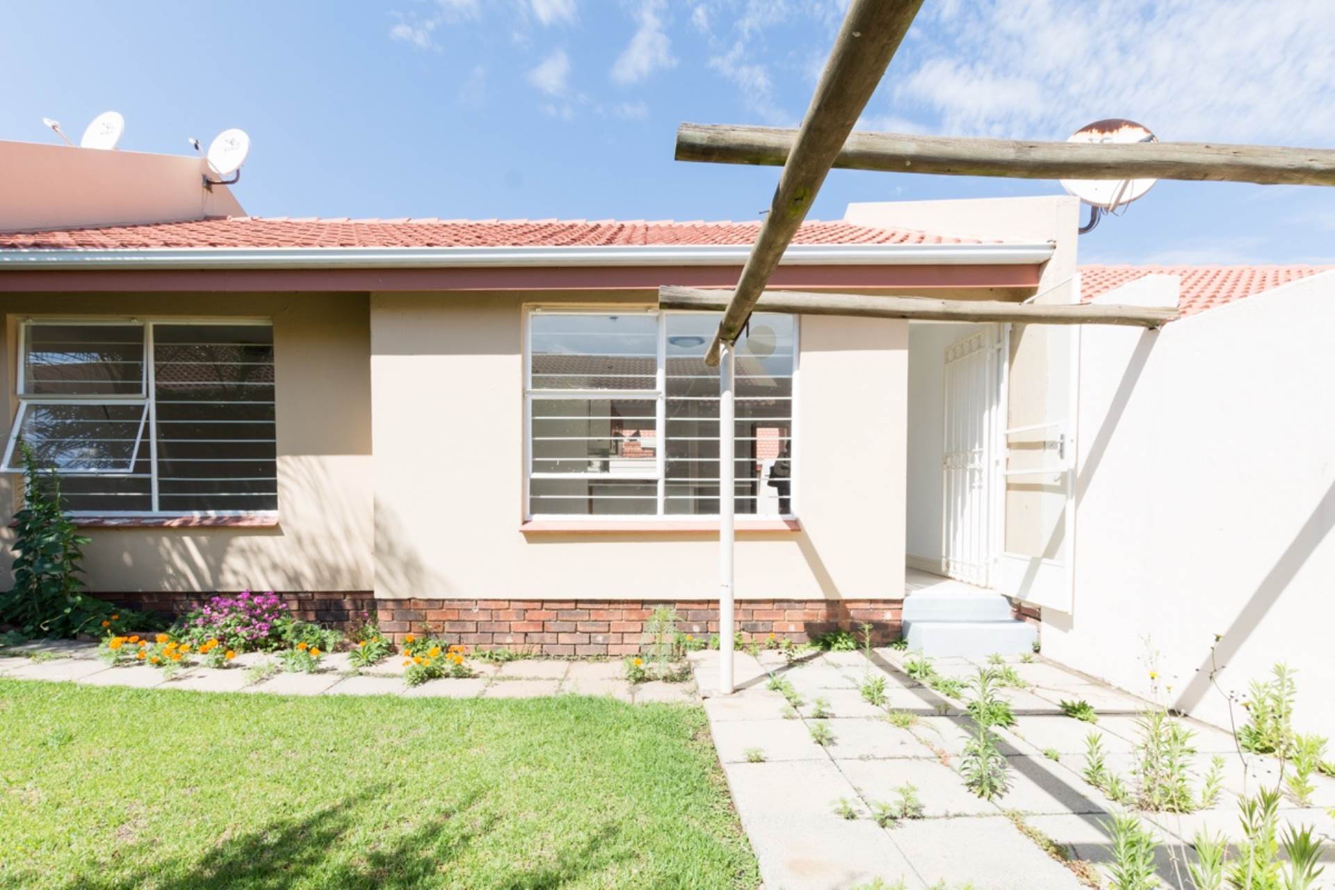 Sunninghill Townhouse For Sale in SUNNINGHILL, SANDTON was listed for