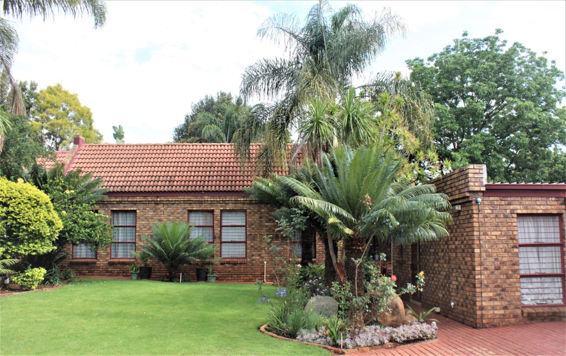 Faerie Glen House For Sale in FAERIE GLEN, PRETORIA was listed for R1