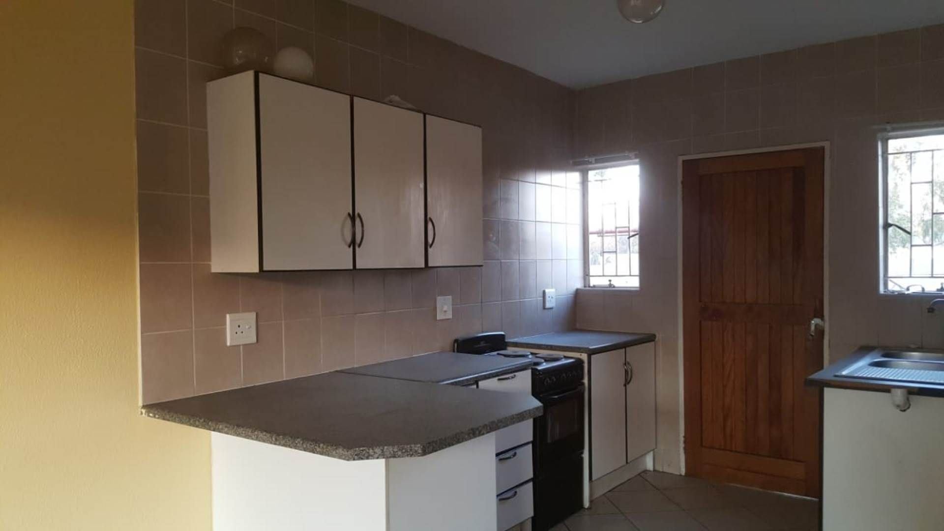 Terenure Townhouse Rental Monthly in TERENURE, KEMPTON PARK R5,000.00