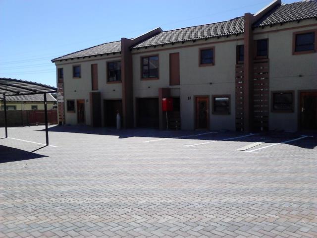 Townhouse For Sale in BENDOR, POLOKWANE(PIETERSBURG) Picture 1