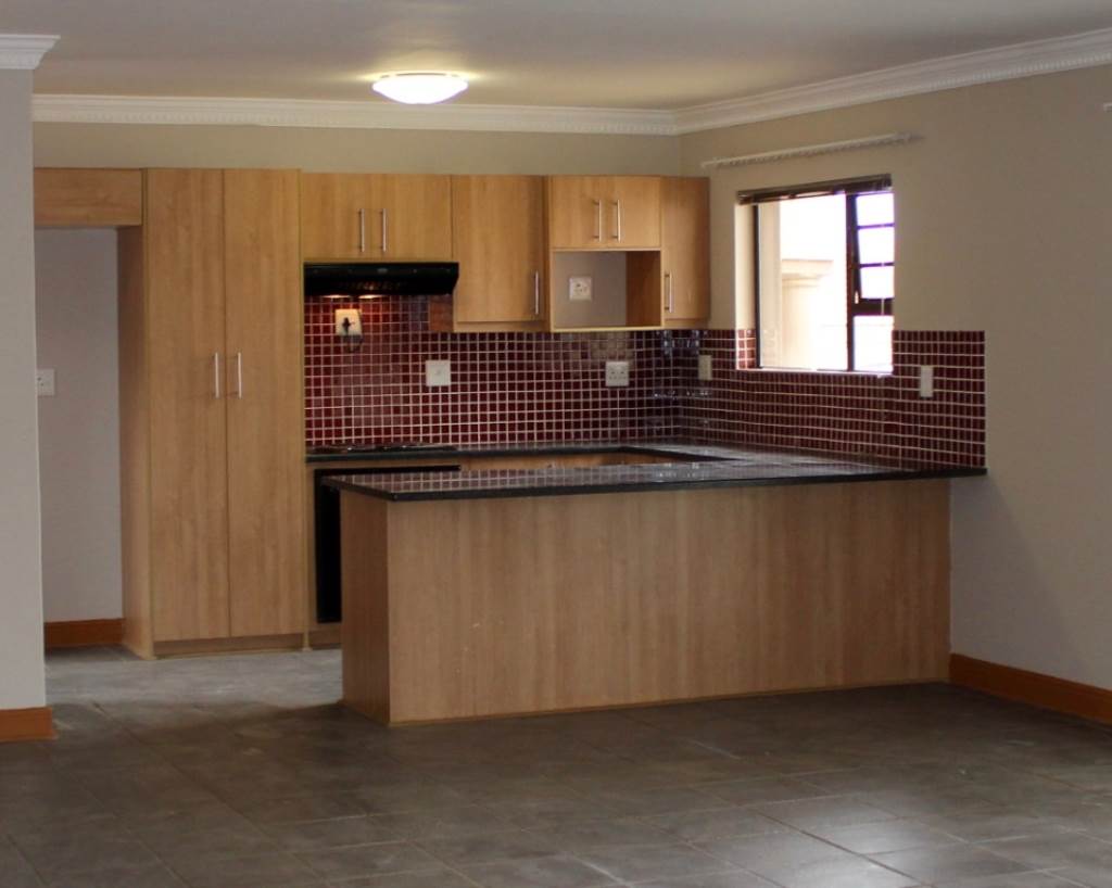 Townhouse For Sale in WOODLAND HILLS, BLOEMFONTEIN Picture 4