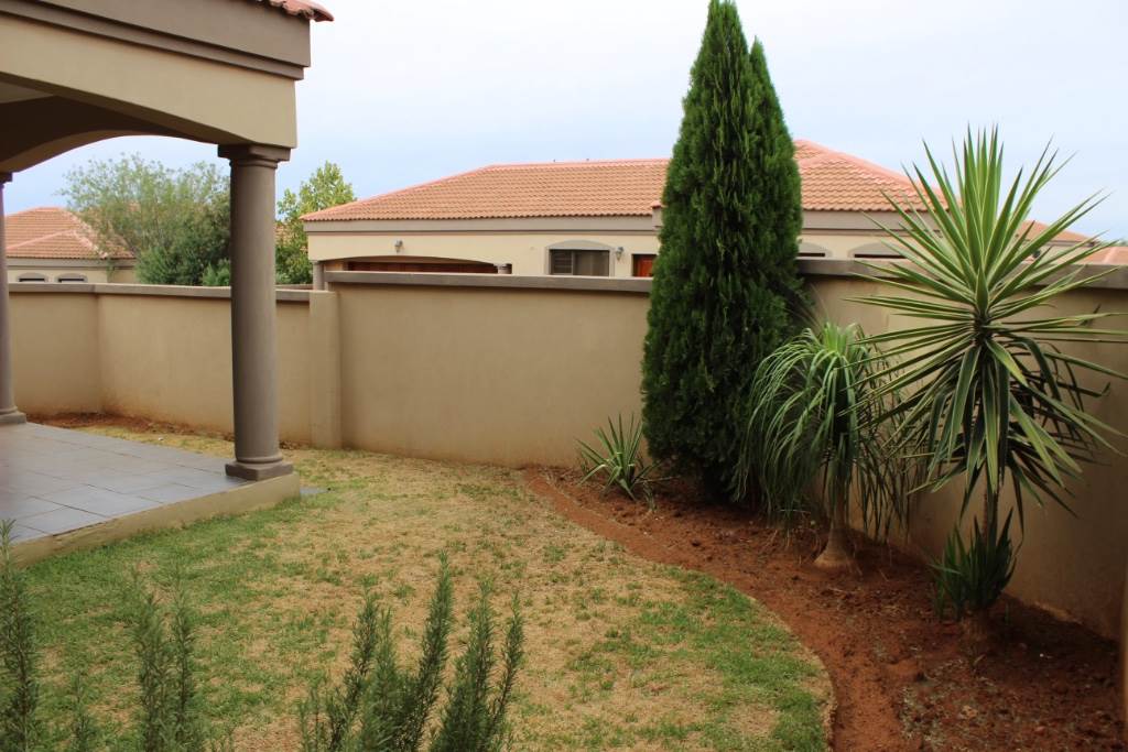 Townhouse For Sale in WOODLAND HILLS, BLOEMFONTEIN Picture 3