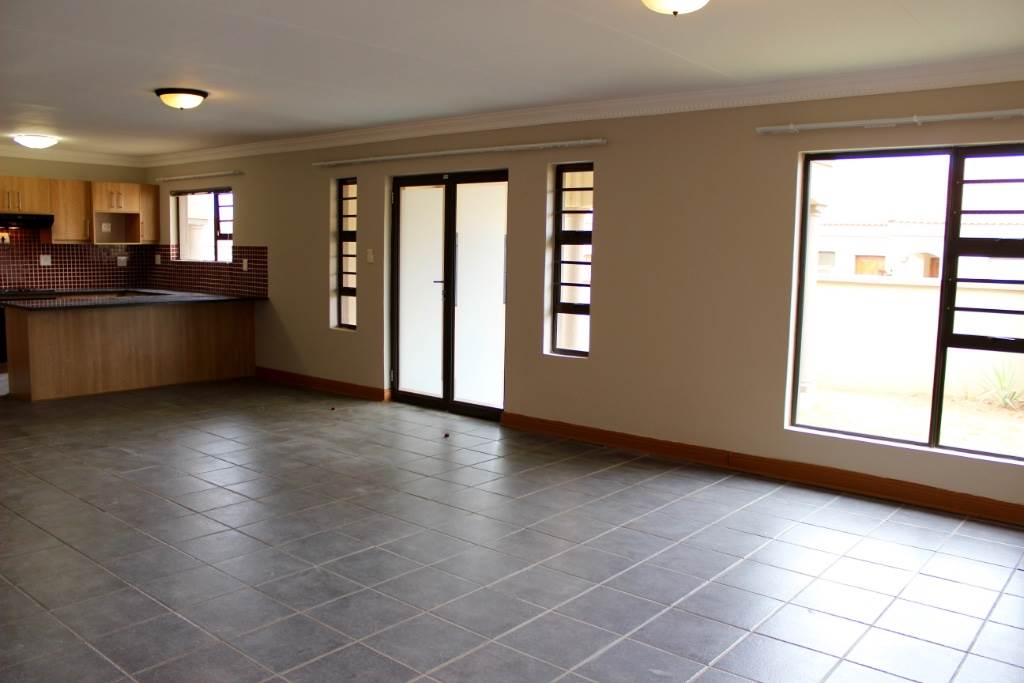Townhouse For Sale in WOODLAND HILLS, BLOEMFONTEIN Picture 6