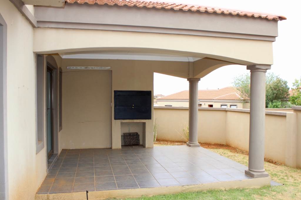 Townhouse For Sale in WOODLAND HILLS, BLOEMFONTEIN Picture 2
