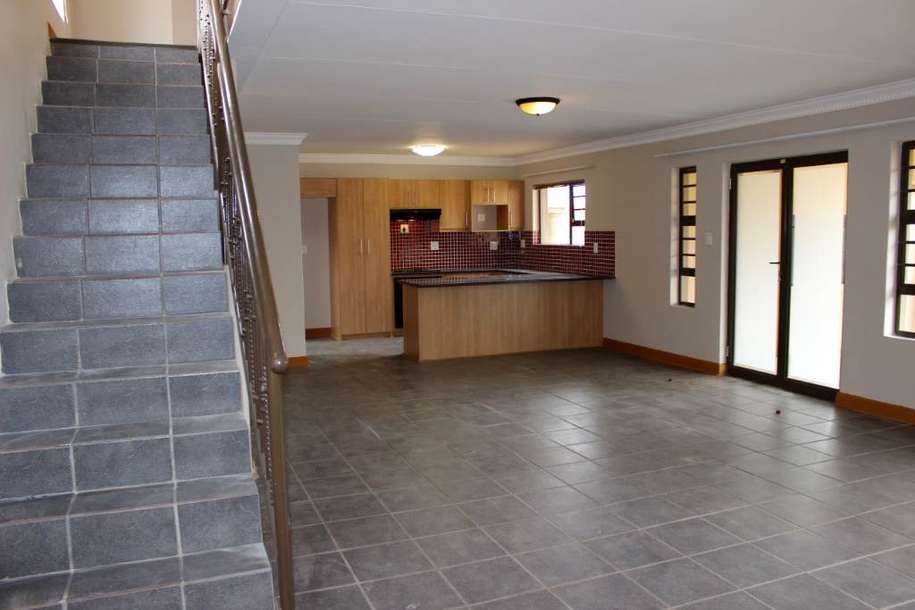 Townhouse For Sale in WOODLAND HILLS, BLOEMFONTEIN Picture 5