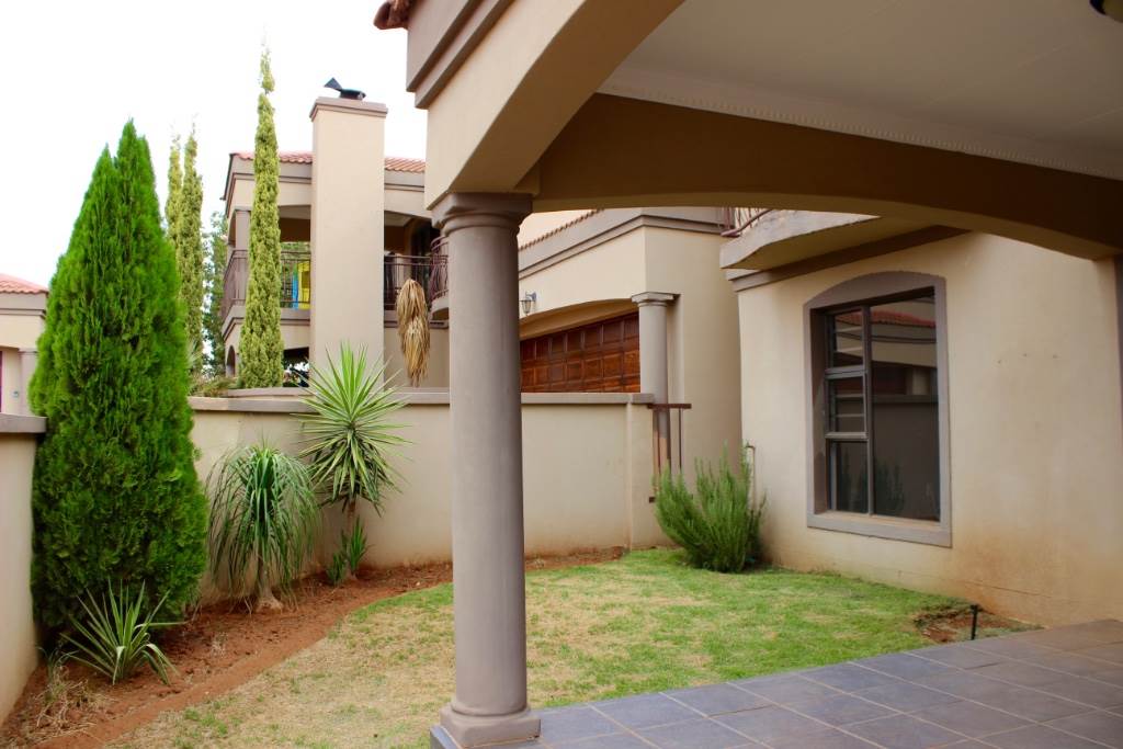 Townhouse For Sale in WOODLAND HILLS, BLOEMFONTEIN Picture 1