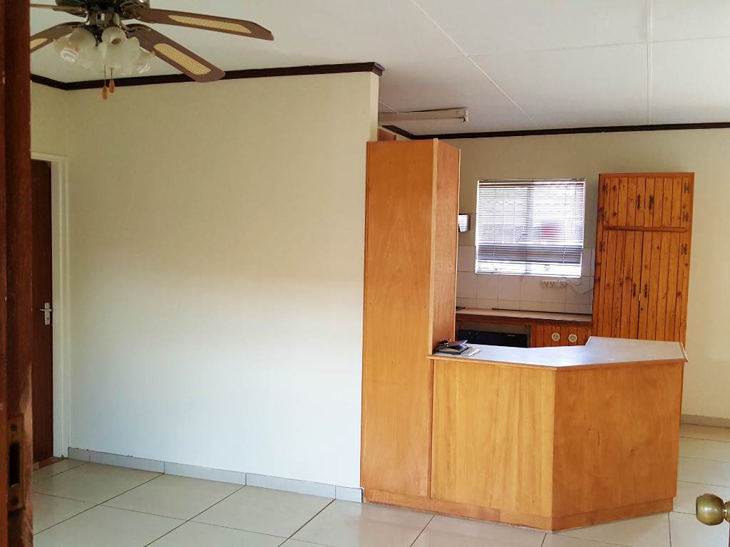 Townhouse For Sale in LANGENHOVENPARK, Bloemfontein Picture 3