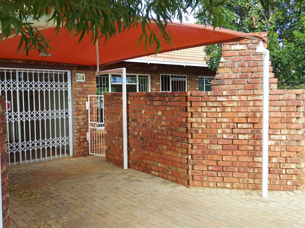 Townhouse For Sale in LANGENHOVENPARK, Bloemfontein Picture 6