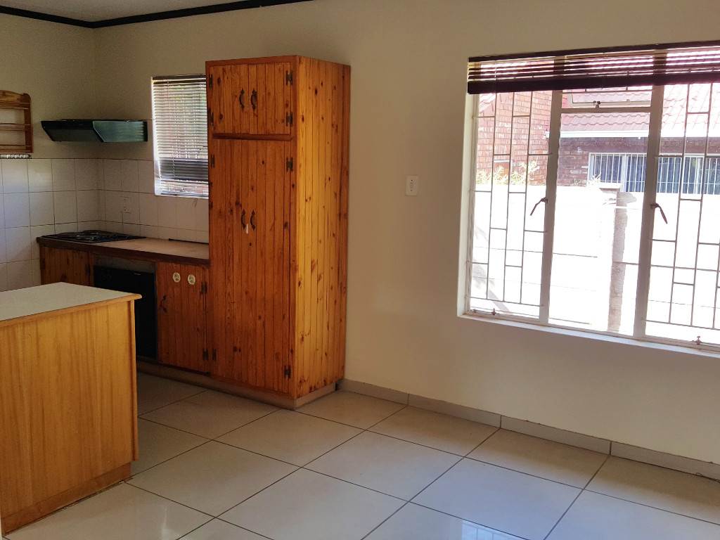 Townhouse For Sale in LANGENHOVENPARK, Bloemfontein Picture 8