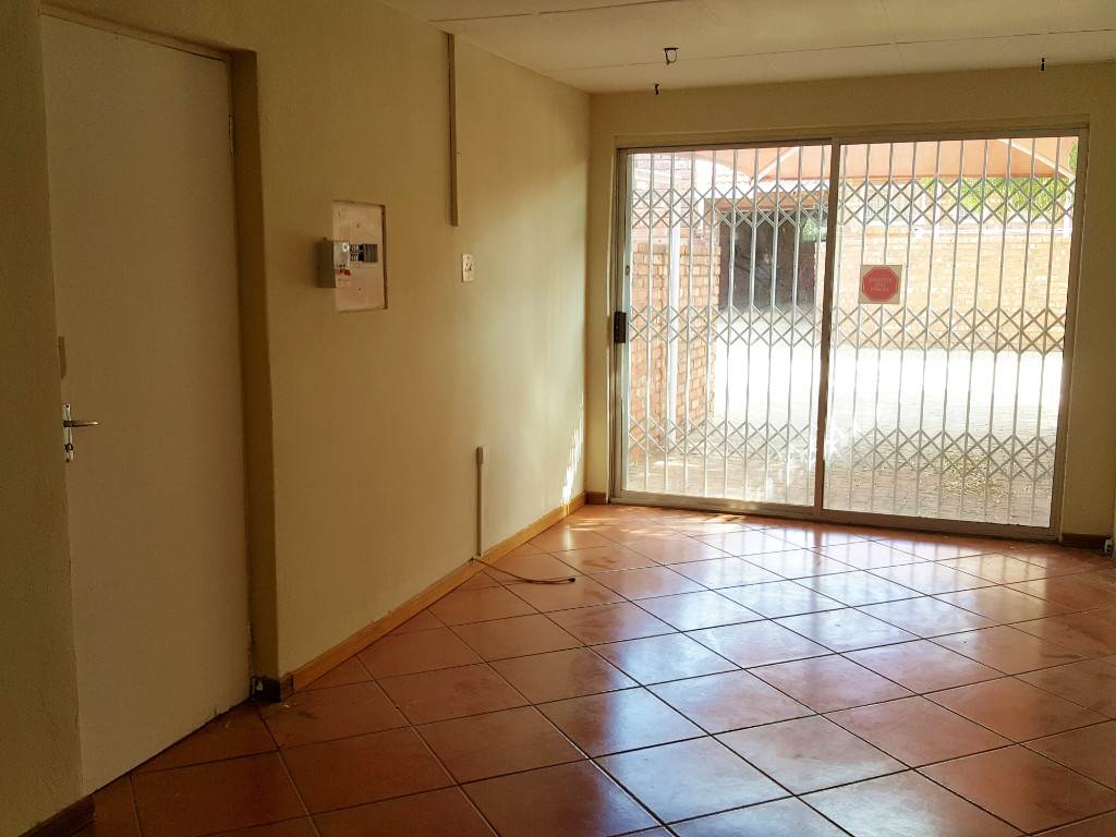 Townhouse For Sale in LANGENHOVENPARK, Bloemfontein Picture 4