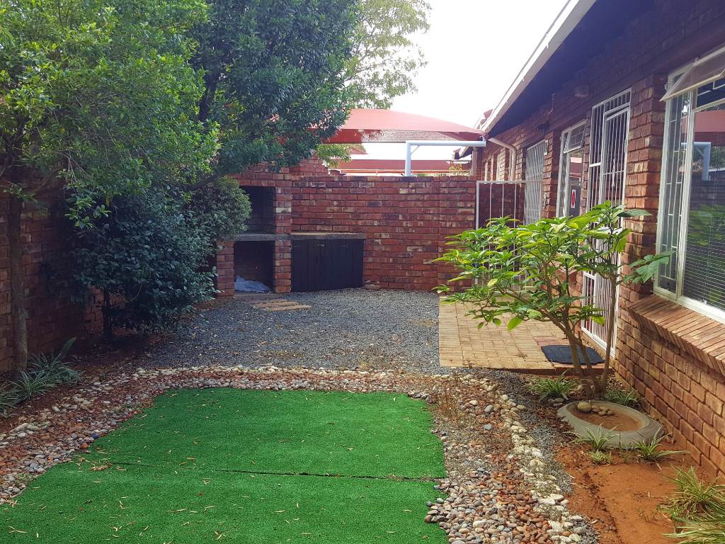 Townhouse For Sale in LANGENHOVENPARK, Bloemfontein Picture 7