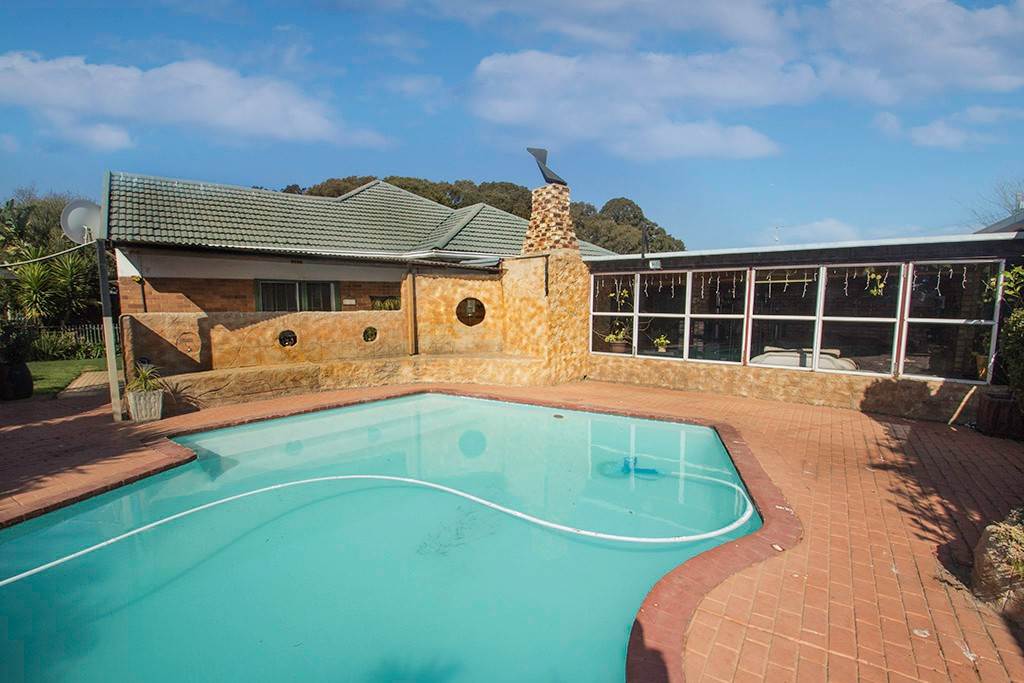 Primrose House For Sale in PRIMROSE, GERMISTON was listed for R1