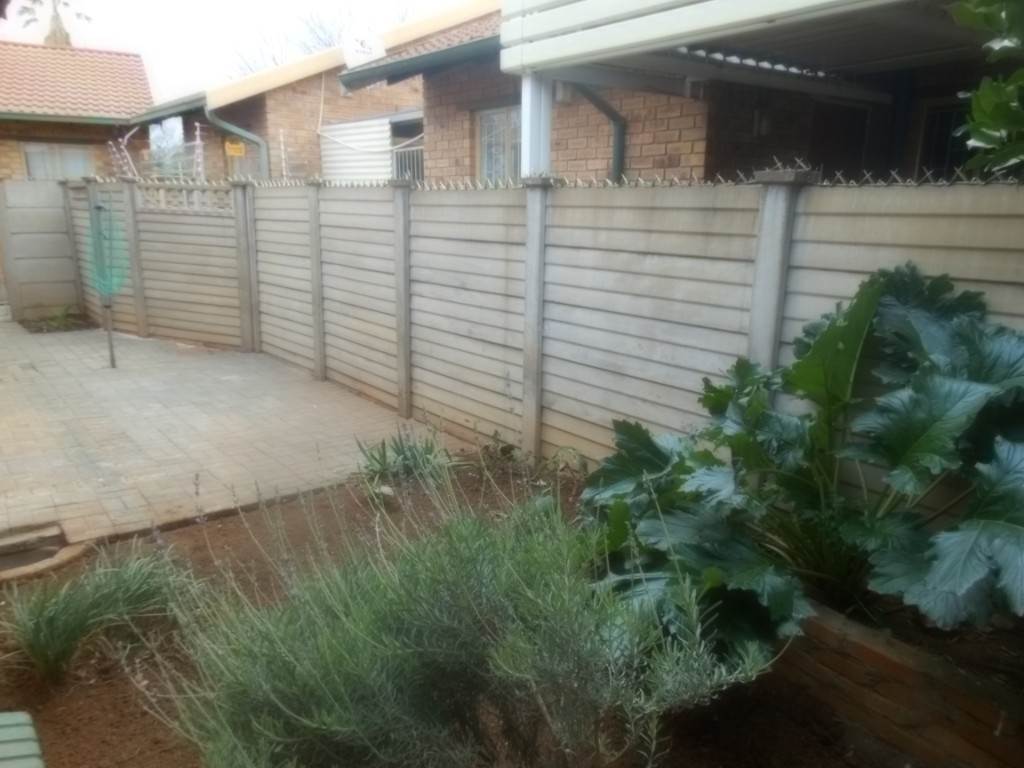 Townhouse For Sale in UITSIG, BLOEMFONTEIN Picture 3