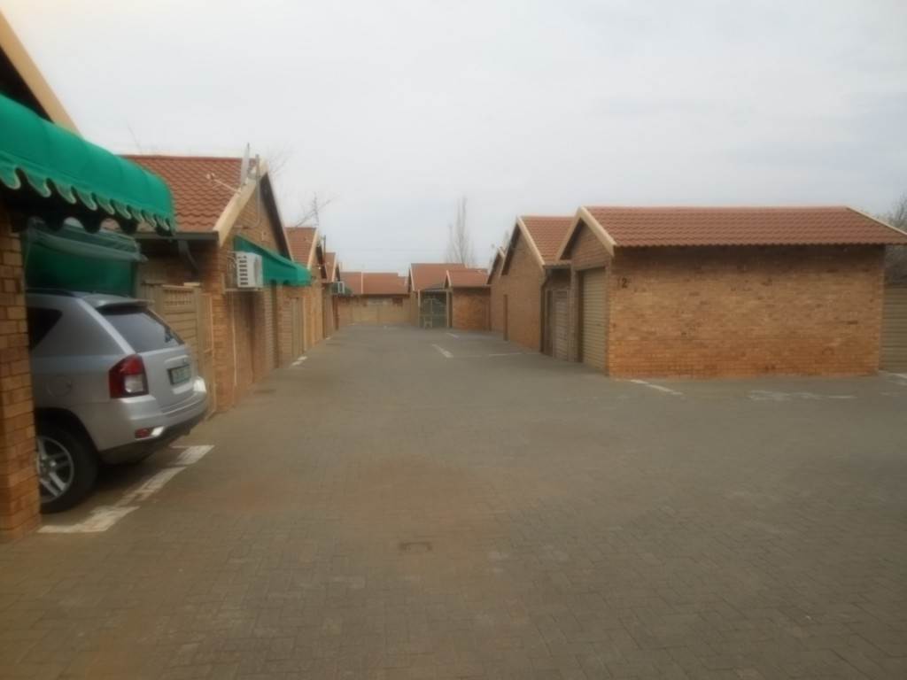 Townhouse For Sale in UITSIG, BLOEMFONTEIN Picture 4