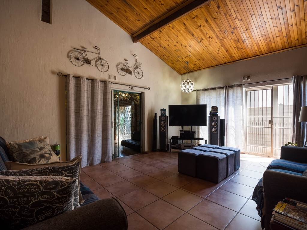 House For Sale in ROODEKRANS, ROODEPOORT Picture 5