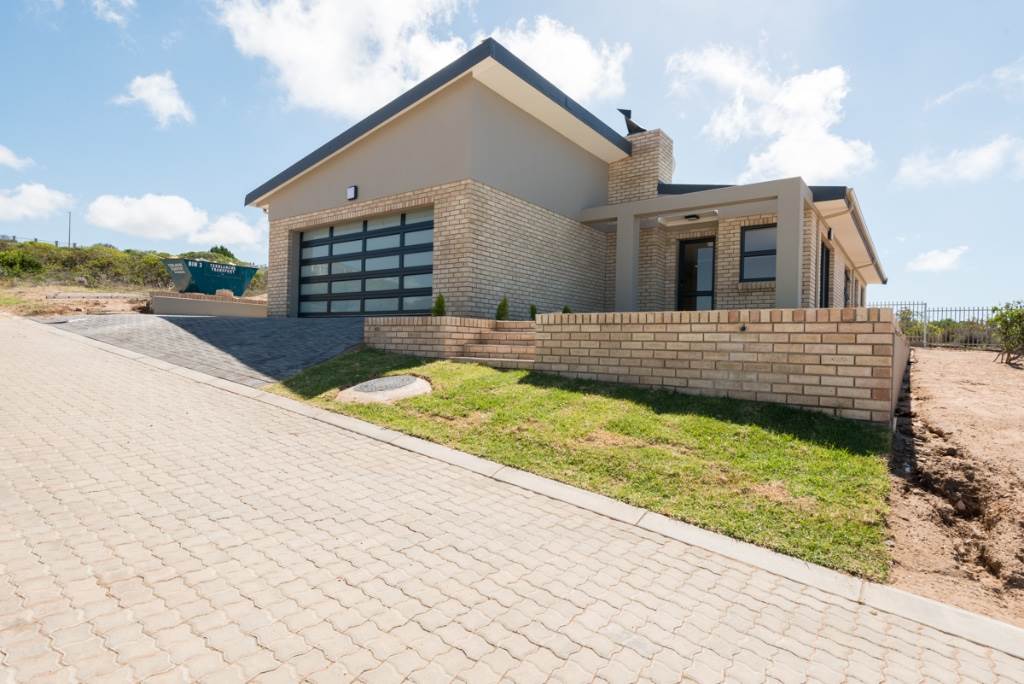 Dana Bay House For Sale in DANA BAY, MOSSEL BAY was listed for R1